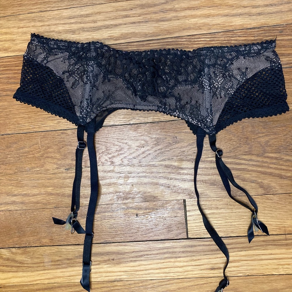 Black Lace Victoria’s Secret Garter Belt M/L